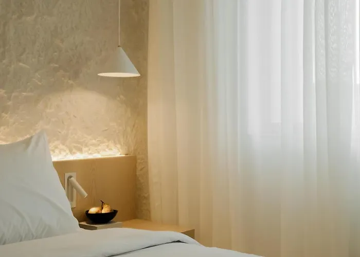 Hello - Free Parking And Pet Friendly 3*